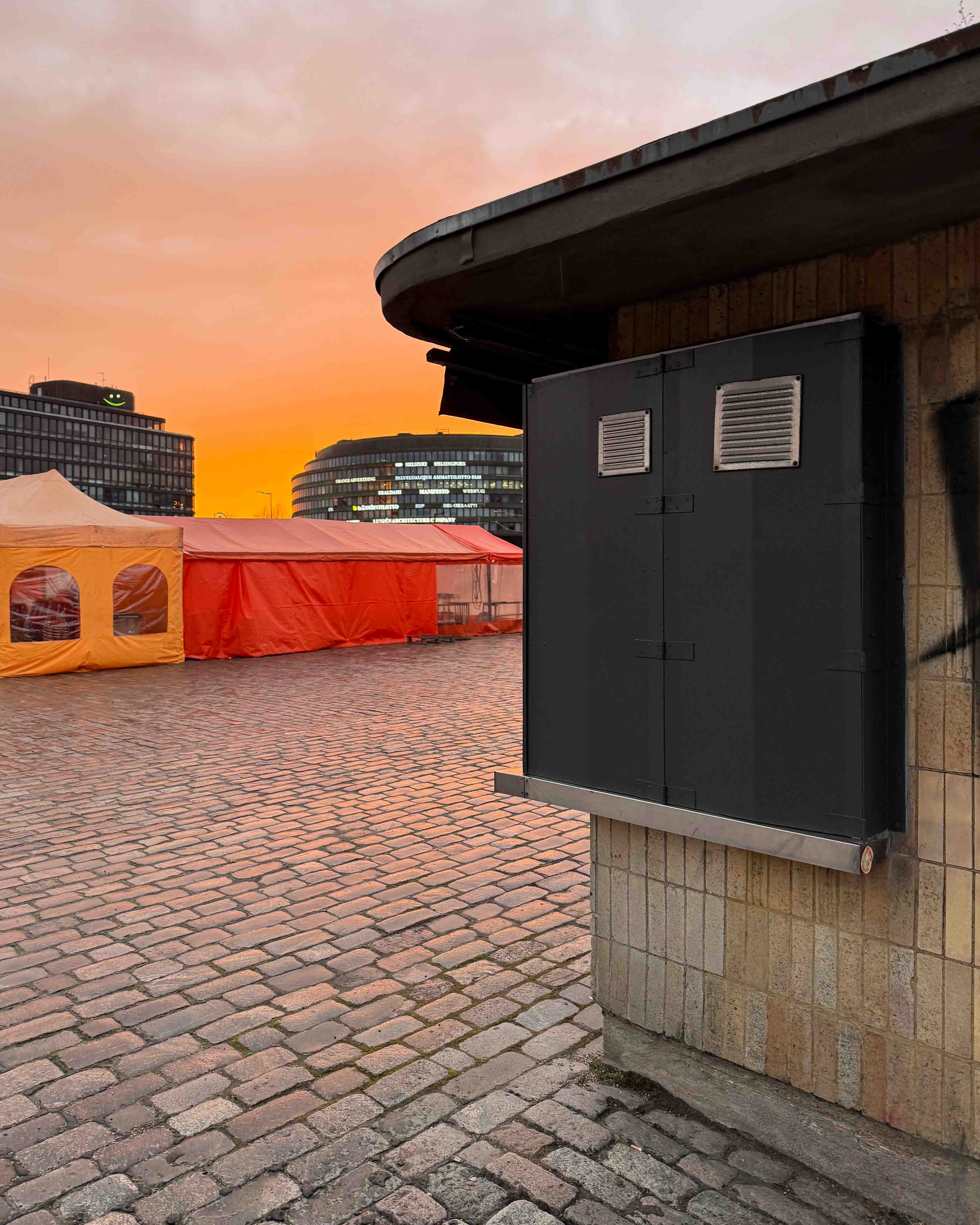 Luonnollisia viinejä tarjoiltuna viinibaarissa / Natural wines served at a wine bar